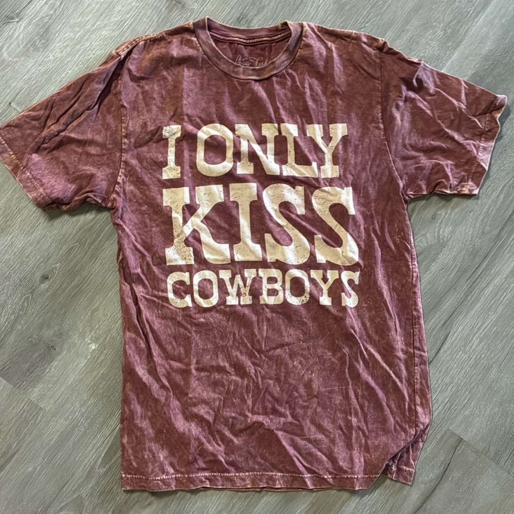 I only kiss cowboys boutique tee
